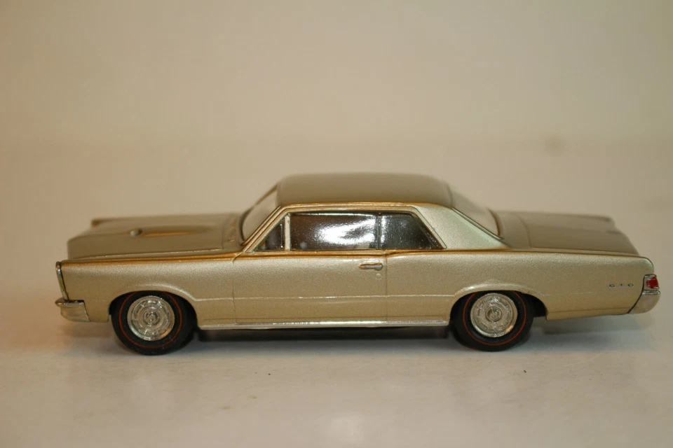 Motor City USA 1965 庞蒂亚克 GTO,金色 1: 43 比例盒装,阅读 — 第 2/4 张图片