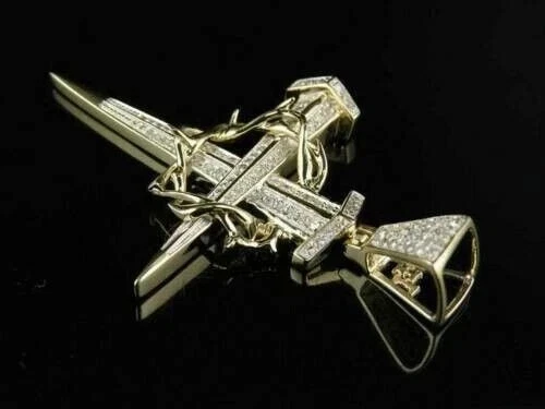 Colgante de cruz de uñas redondo de diamantes creado en laboratorio de 2 quilates enchapado en oro amarillo de 14 quilates Foto 3 de 4