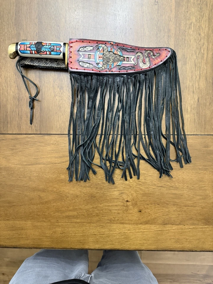 Cuchillo nativo hecho a mano con serpiente de cascabel y funda de cuero. Trabajo increíble  Foto 2 de 4