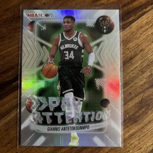 2025-26 Topps NBA Hoops Giannis Antetokounmpo Pay Attention Rainbow Foil Insert