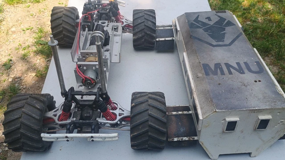 Traxxas E-Maxx Casspir MK3 District 9 Prototipo ibrido scaler su base E-Maxx - Immagine 4 di 4