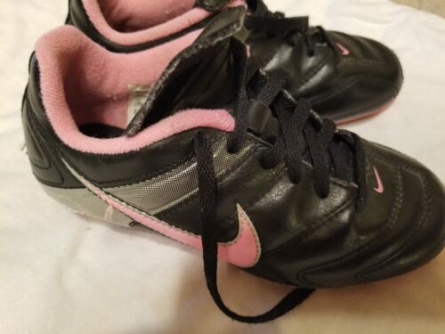 nike mädchen stollenschuhe Gr. 12 C rosa schwarz grau gebraucht Tab Over Top Spitze - Bild 2 von 2