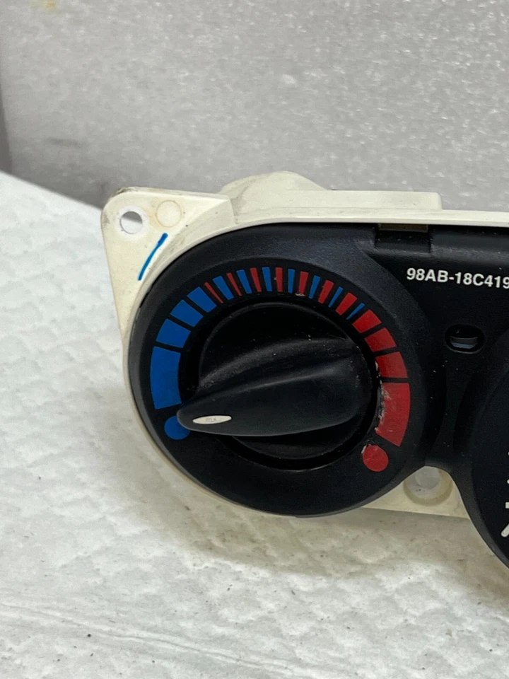 Ford Focus 2001 climatizador control de calefacción 98ab 180419 AE OEM (15) Foto 4 de 4