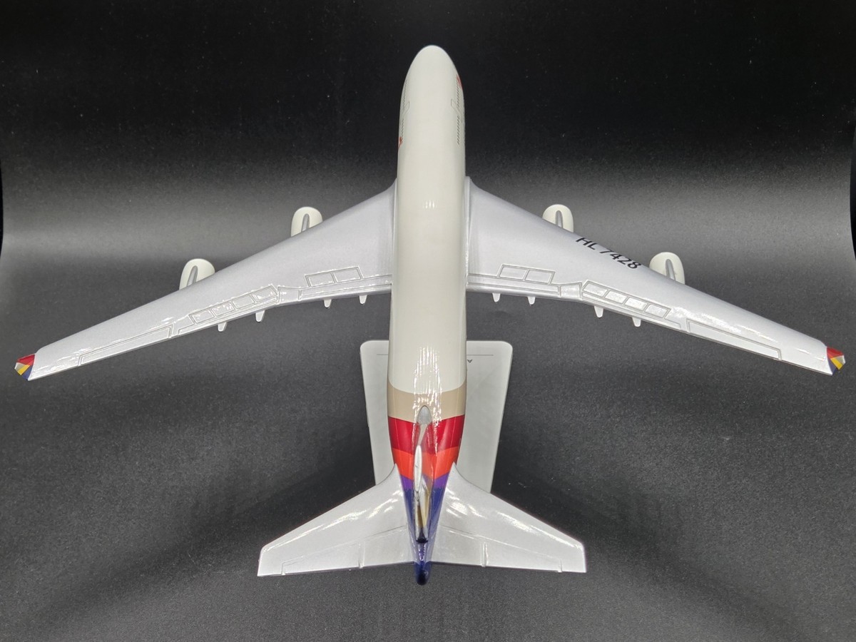 Asiana Airlines Boeing 747-400 1/200 Scale Desktop Aircraft Model