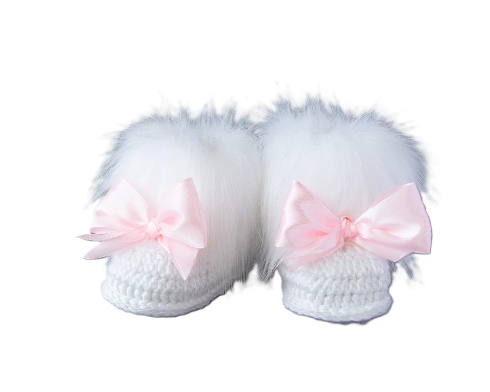 White baby girl faux fur pink bow booties, Newborn girl shoes, Crochet booties - Image 2 of 4