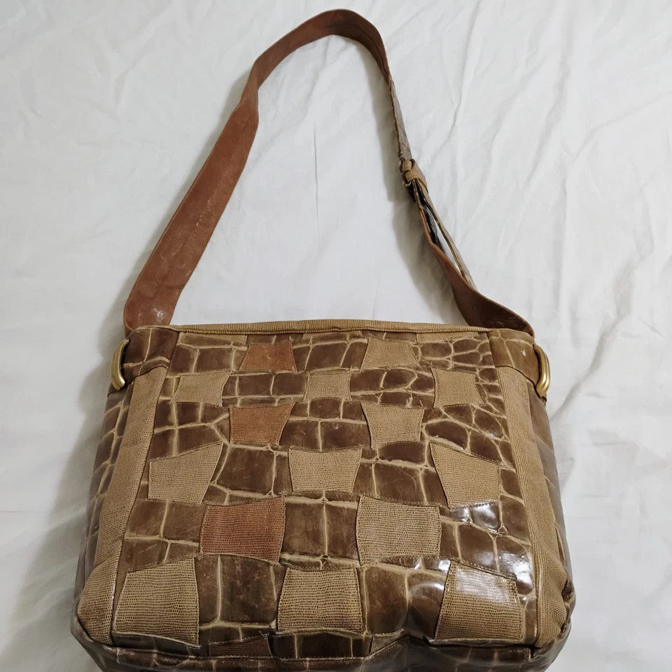 Bolso Bandolera Sharif Vintage Hecho en EE. UU. Estampado de Caimán en Relieve Bronceado Foto 3 de 4