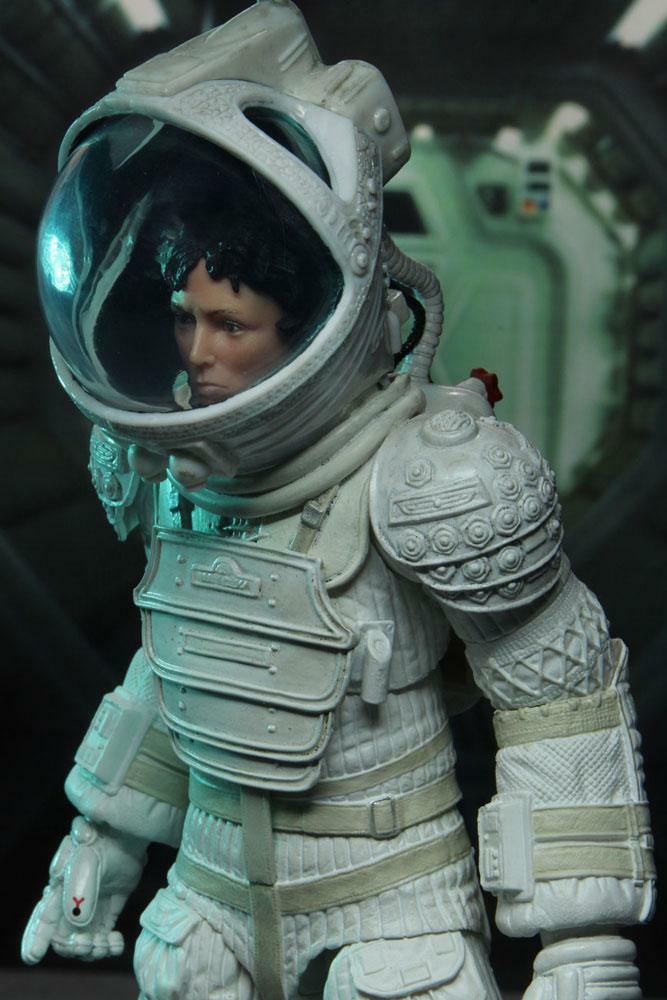 NECA Figurine d'alien Ripley en combinaison de compression