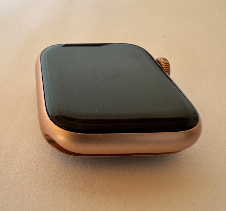 Apple Watch SE GPS 40 mm mit Aluminiumgehäuse, Sportarmband und Retina Display., Foto 4 von 5