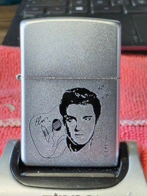 ELVIS GESICHT UND GITARRE DESIGN AUF DER VORDERSEITE EINES SATIN CHROM ZIPPO Neu in OVP 