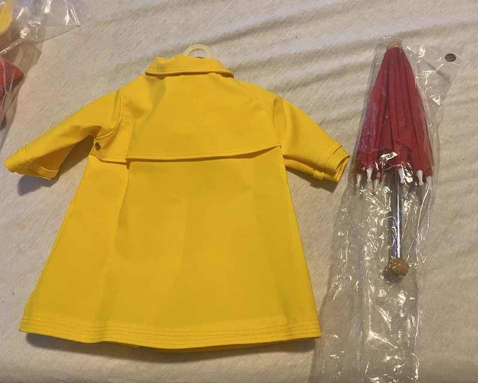 American Girl Molly’s Rain Outfit Slicker 大衣、帽子、靴子和雨伞 2008 — 第 4/4 张图片