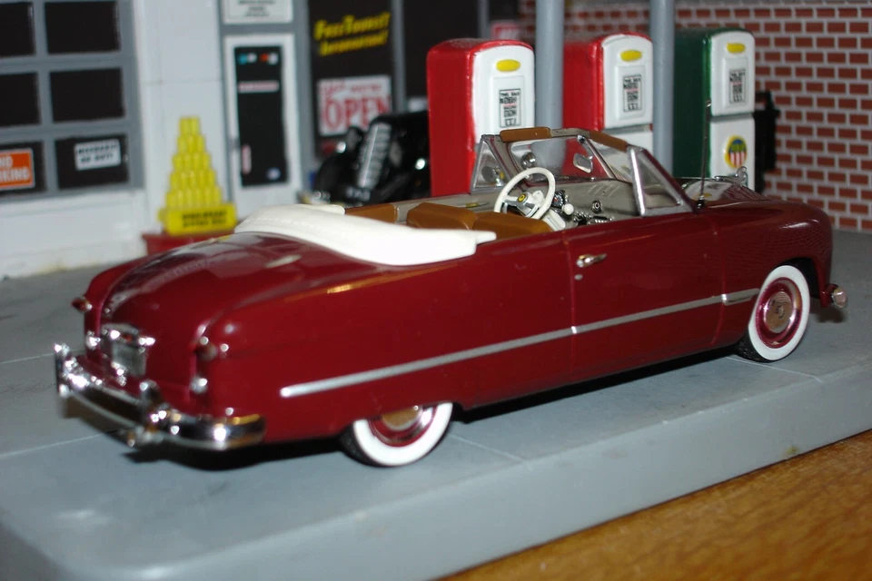 Minichamps 1949 Ford Custom Convertible 1:43 NIB Ford 100 Year Heart & Soul - Image 2 of 4