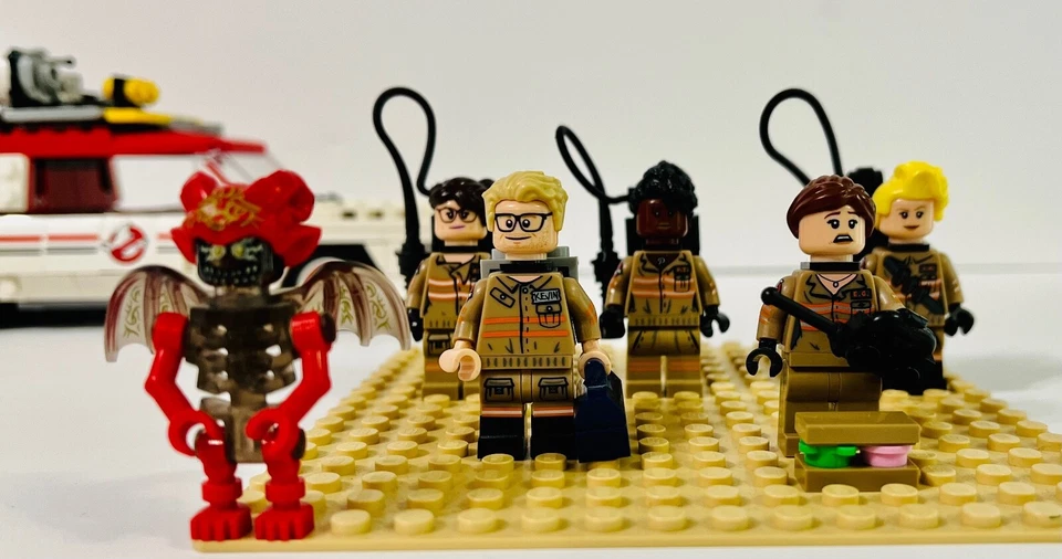 LEGO Ghostbusters 75828 Ecto-1 & 6 Unique Minifigures Used Good Condition & Accs - Image 2 of 4