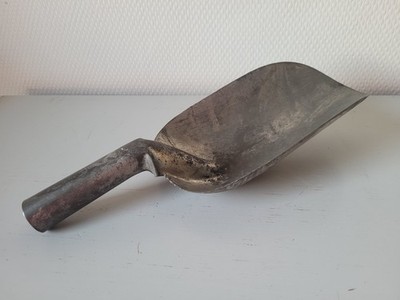 alte Mehl- oder Kornschaufel Stahl verzinkt 30x11 cm / Anfang 20. Jahrhundert