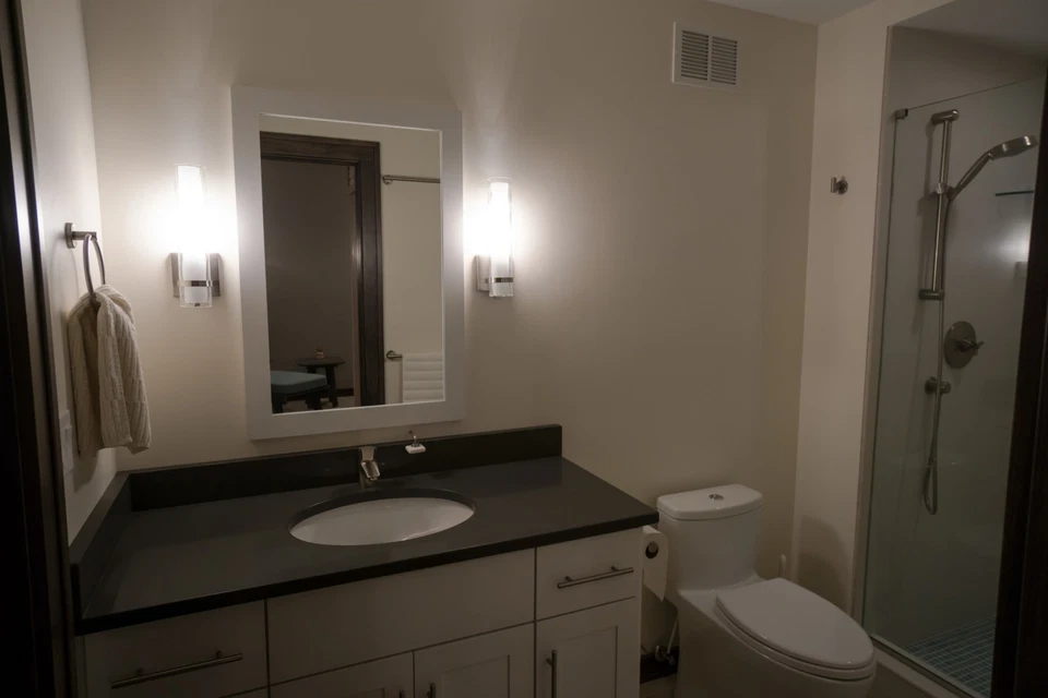 Aplique de baño Vaxcel Lighting W0049 Vilo 14" de alto - bronce Foto 3 de 4