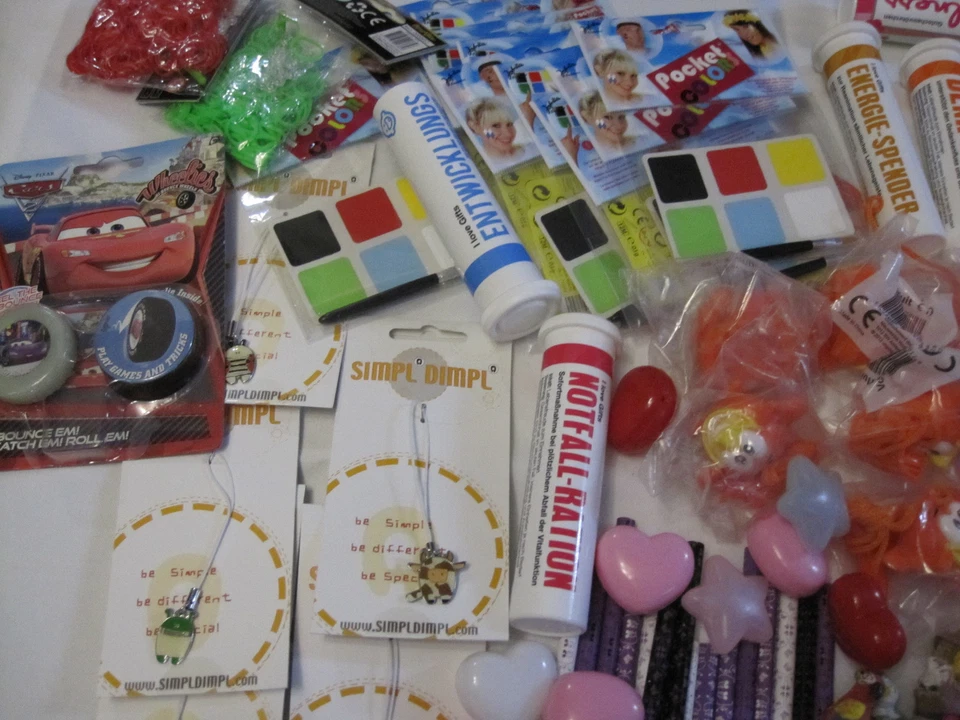 500 Teile Wurfmaterial Karneval Restposten Spielzeug Plüsch Mickey Pfeife Peppa - Bild 4 von 4