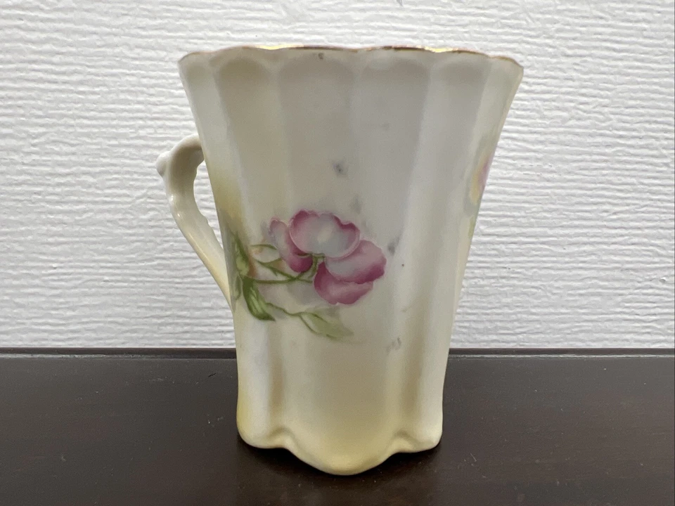 Antigua taza Nippon Cocoa Demitasse pintada a mano Dogwood blanco, verde musgo, rosas Foto 2 de 4
