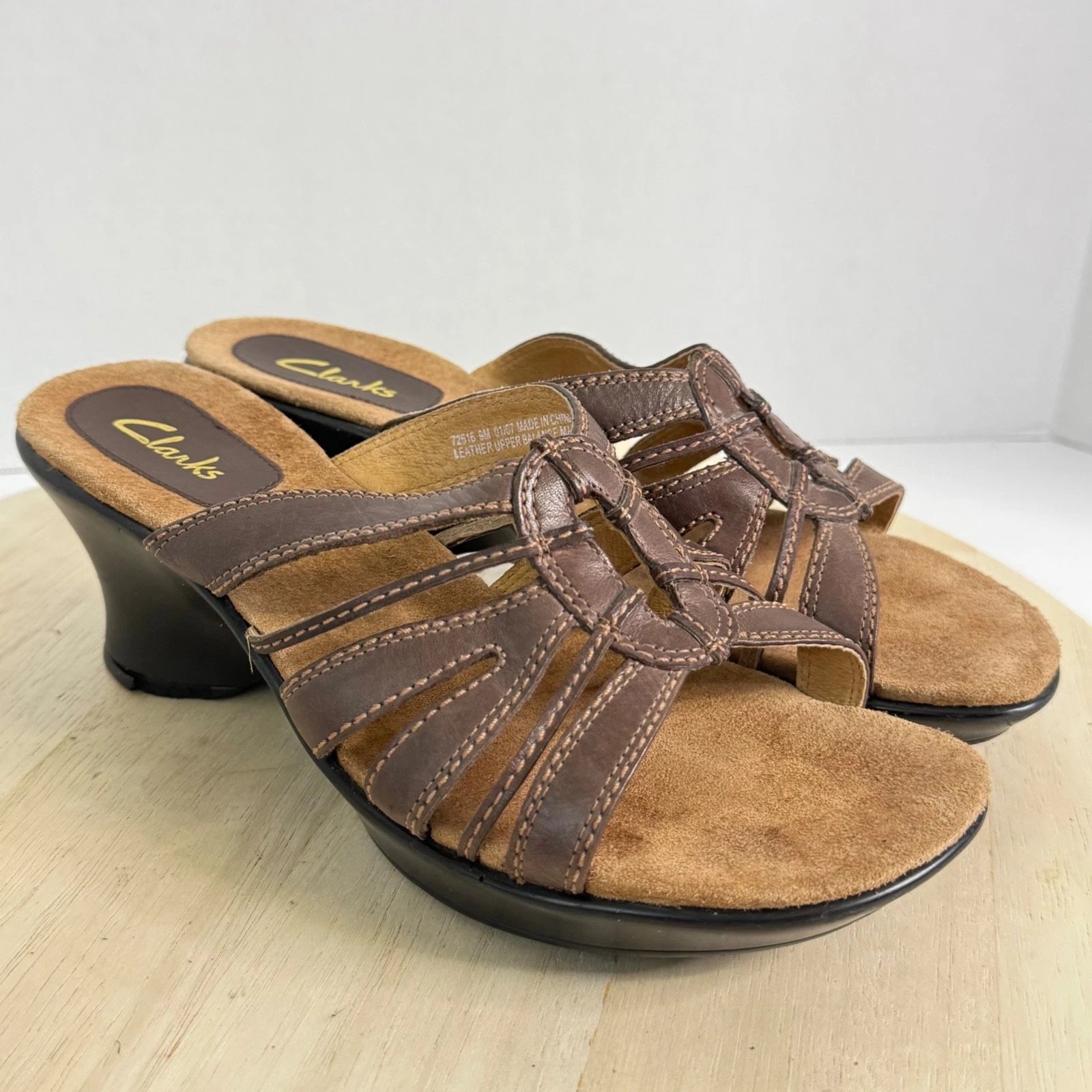 Scarpe donna Clarks.Sandali con cinturino in pelle marrone comodi slip on zeppa taglia 9M