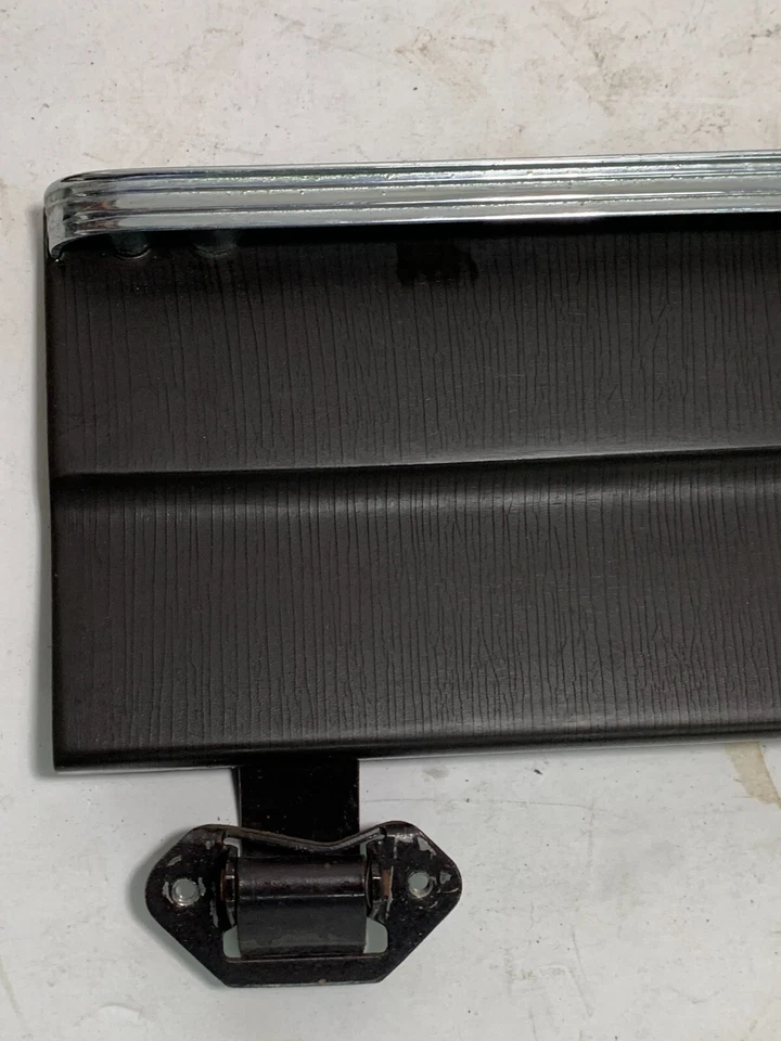 1965 - 1969 梅赛德斯 200 200D 手套盒门带铰链深棕色带钥匙原始设备制造商 — 第 4/4 张图片