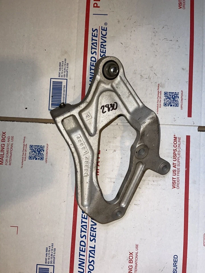 Soporte de montaje de clavija trasera izquierda pasajero Suzuki GSXR1100 1995 Foto 2 de 2