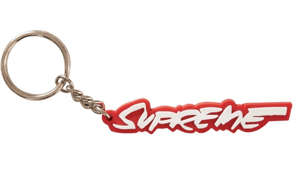 Porte clés logo Supreme Futura ROUGE (FW20) en main