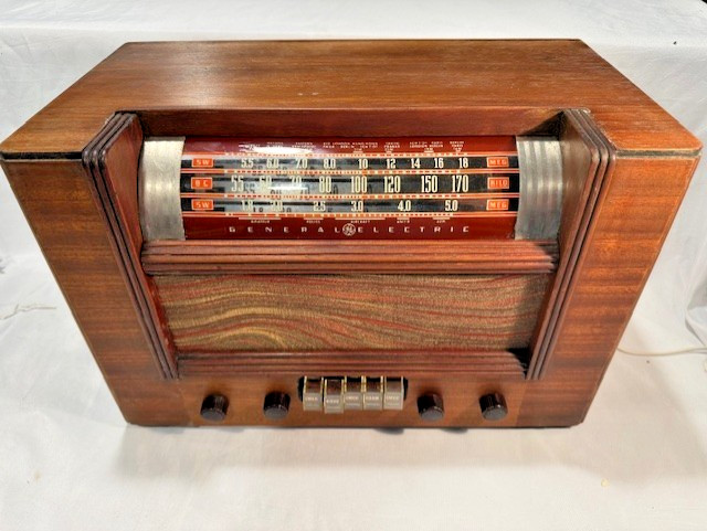 Vintage General Electric GE Tube Radio, Tabletop wood, Model L640, 1942