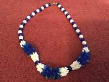 Collar de cuentas casero azul marino y blanco