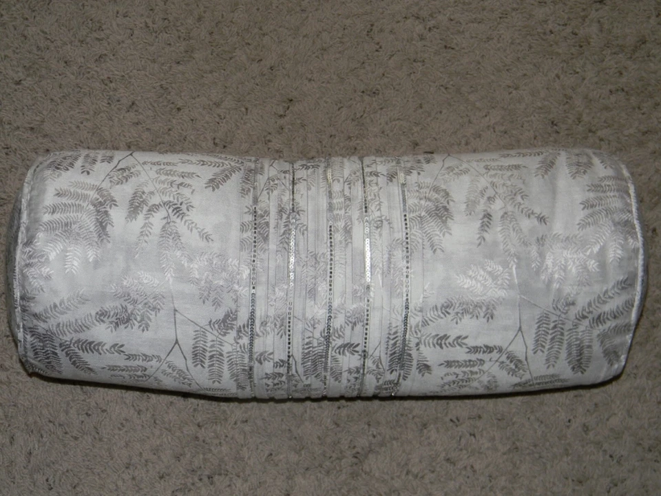 Almohada enrollable decorativa de damasco helecho plateado colección Hotel Collection 8x24 ~NUEVA CON ETIQUETAS~ Foto 4 de 4