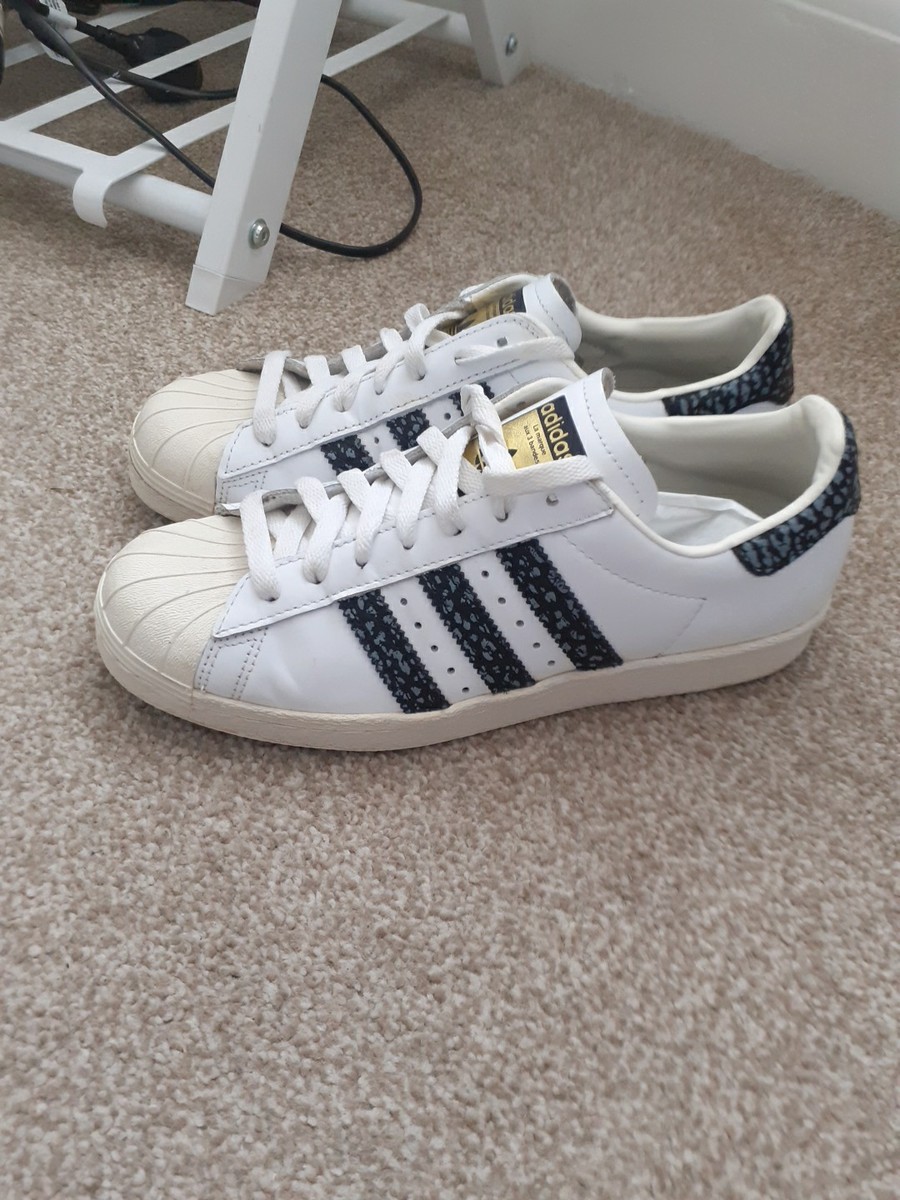 white adidas la marque aux 3 bandes