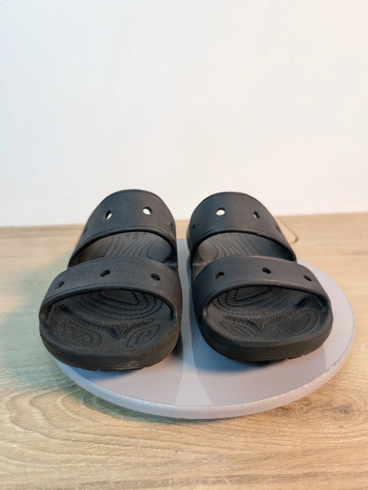 Sandalias clásicas Iconic Crocs negras cómodas talla 7 para mujer dos correas de goma Foto 2 de 4
