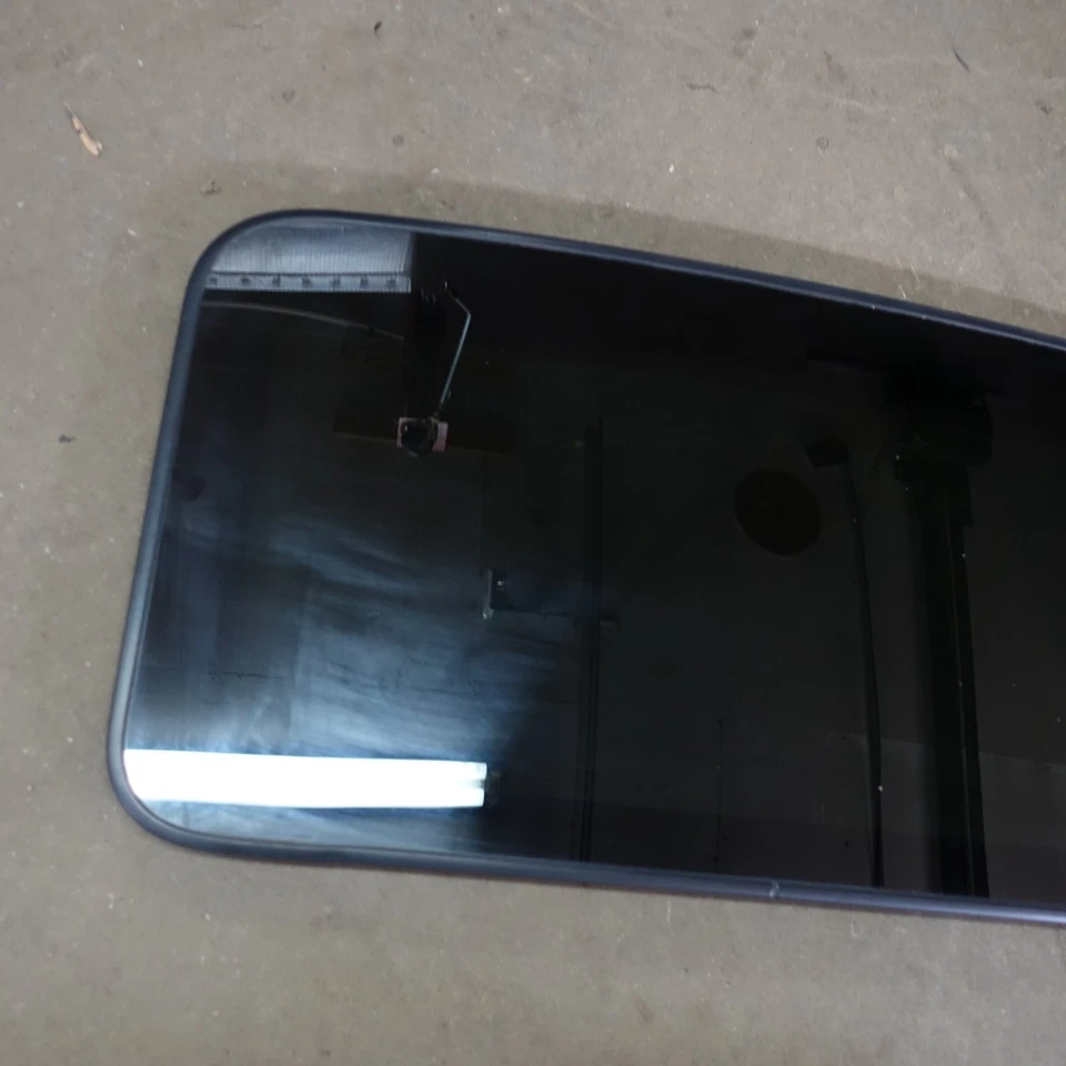 2007 2008 2009 2010 2011 2012 2013 Cadillac Escalade Sunroof Sun Moon Roof Glass - Image 2 of 4