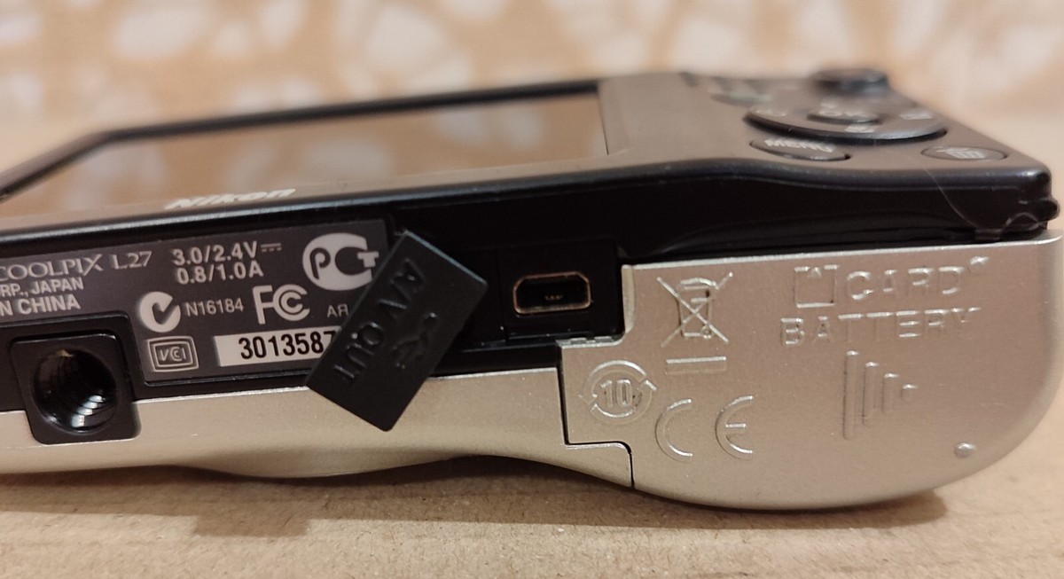 Camera Nikon Coolpix L27 16.1MP Silver Digital Compact
