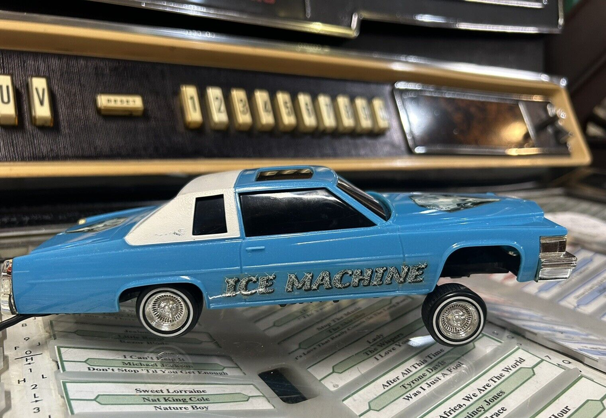 Lindberg ′79Cadillac dancer LOWRIDER Working Lindbergh 79 Cadillac Lowrider Wheels Gold Model Kit