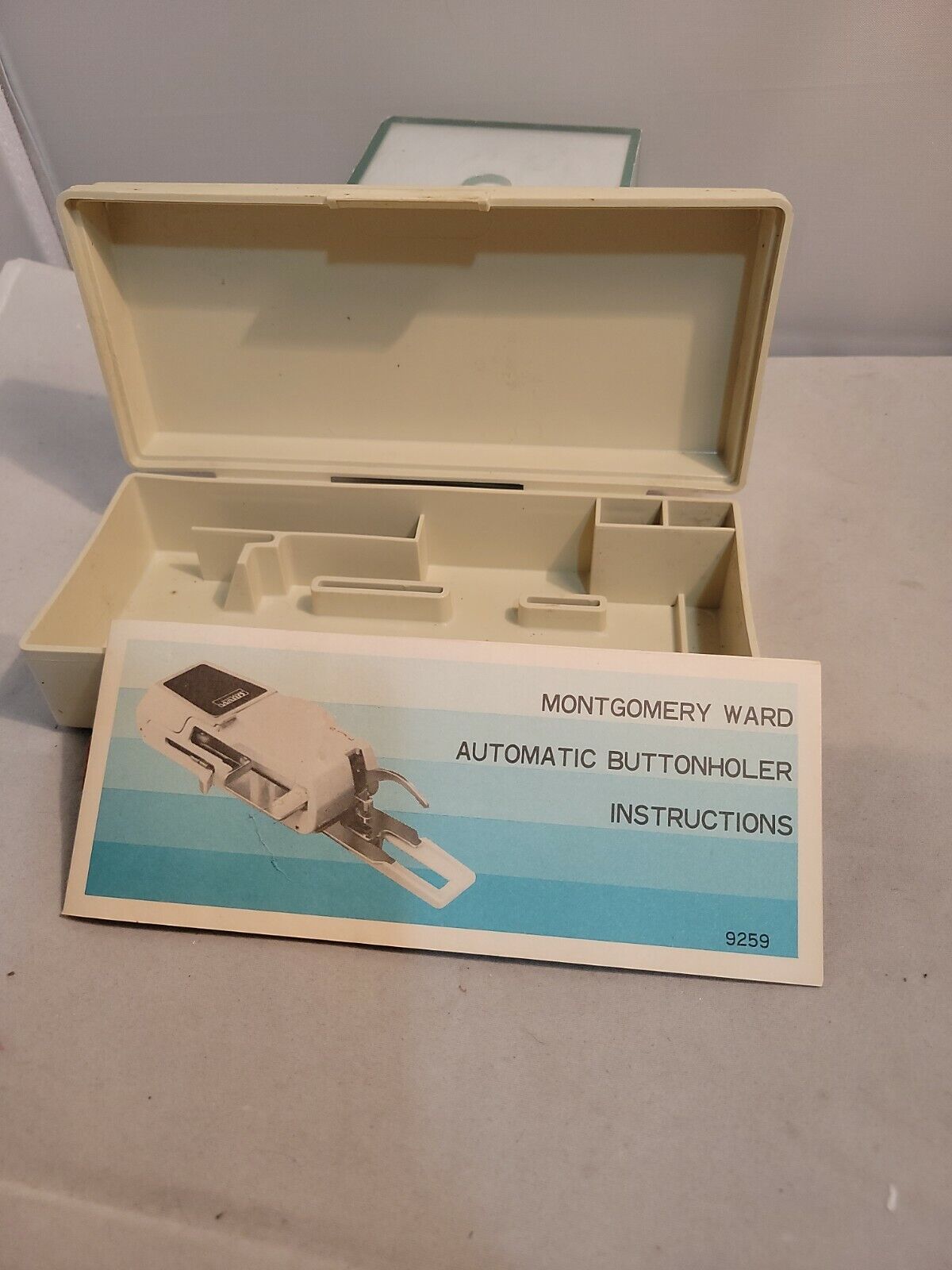 1960s Montgomery Ward Buttonholer Case 9259 with instruction pamphlet 