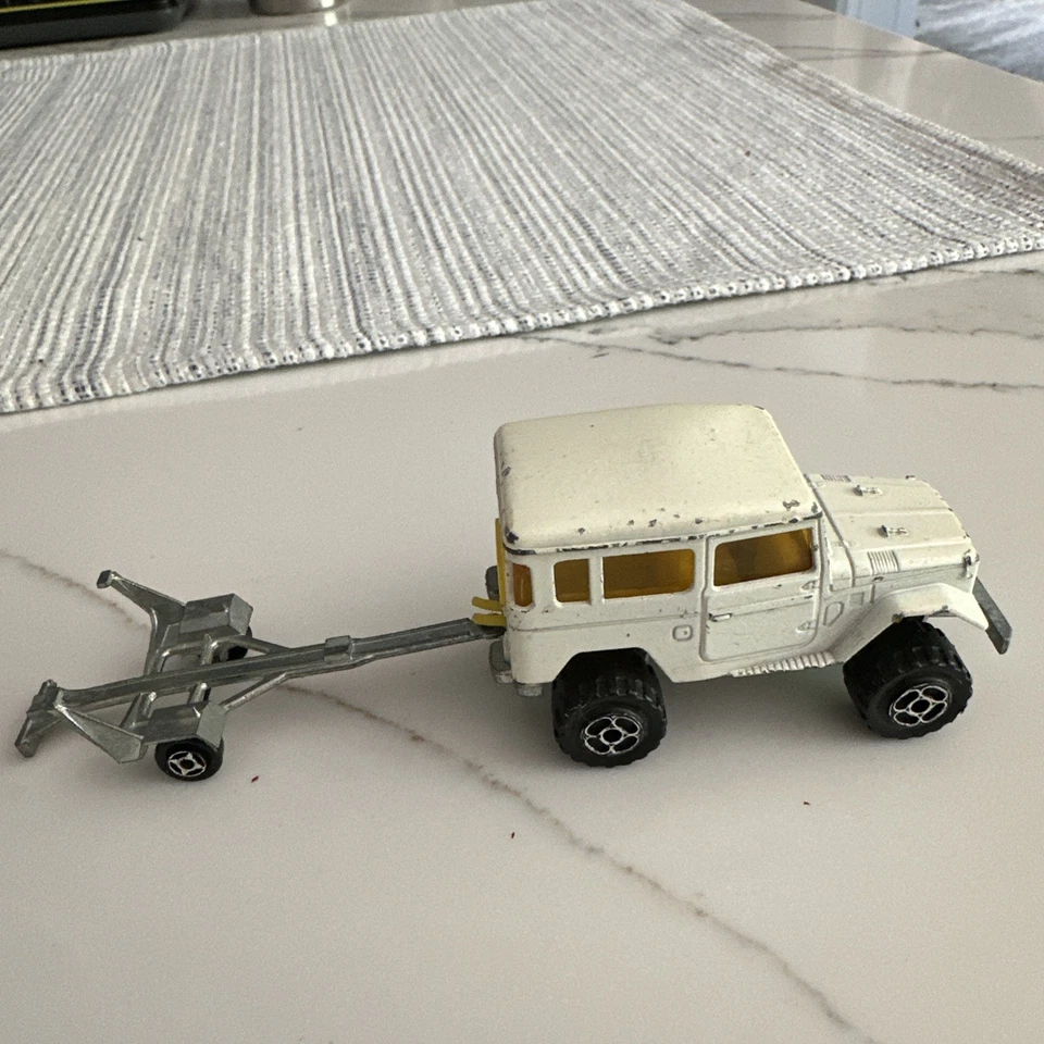  TOYOTO LAND ROVER DEFENDER CON REMOLQUE ESCALA 1:16 MAJORETTE  Foto 3 de 4