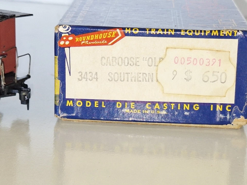 Roundhouse 3434 Southern Pacific Caboose Kit. Good cond. Boxed. HO scale - Image 2 of 4