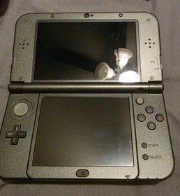 Nintendo New 3DS XL Gray/Black Handheld 4GB 3D Touchscreen w/ Charger Case