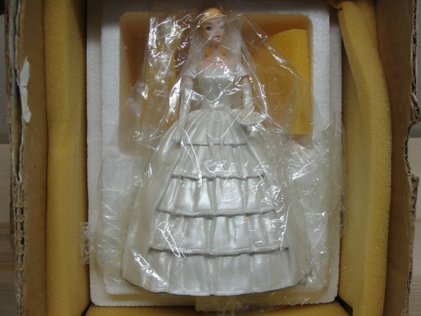 NEW 1993 DANBURY MINT BRIDE'S DREAM BARBIE FIGURINE