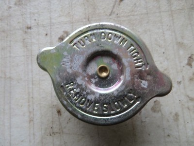 MORRIS MINOR 1000, AUSTIN A40 4 PFUND KÜHLERDECKEL LANGER HALS N.O.S. ANGELAUFEN