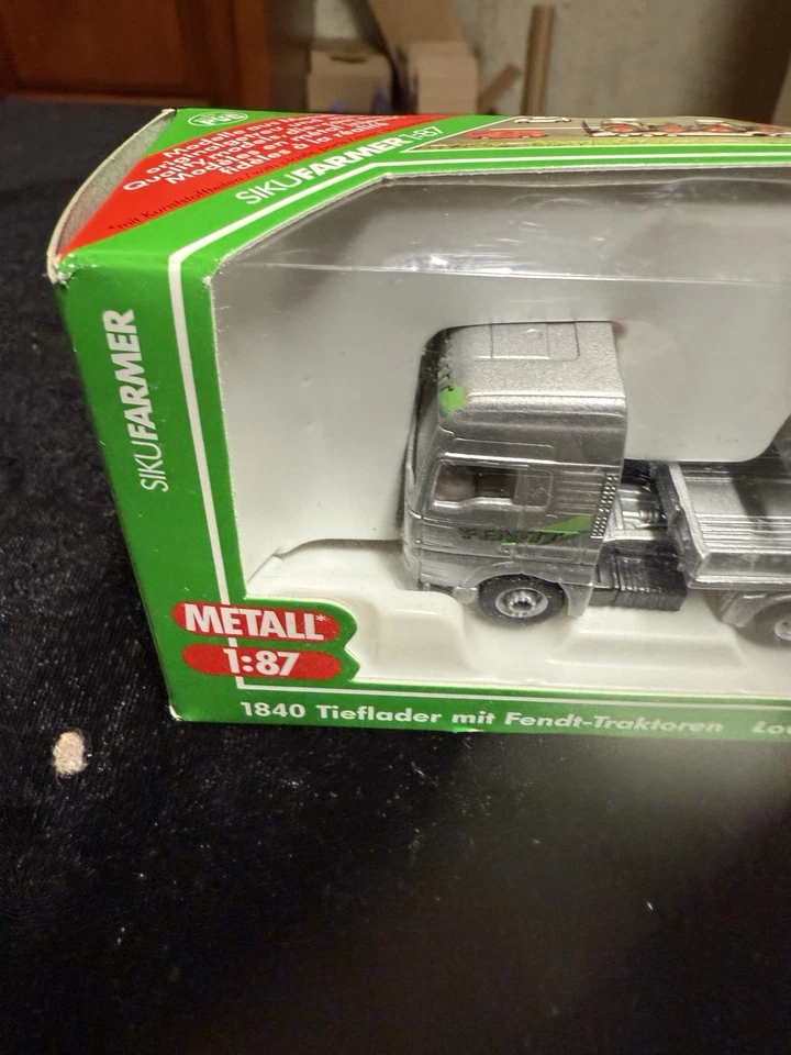 Siku 1840 Low Loader w/ Fendt Tractors, 1:87 Scale - Image 3 of 4