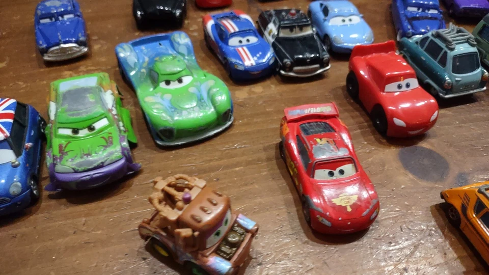 Lote de 32 Disney Pixar Cars Racers Diecast Mattel Colección Mixta/Tamaños Foto 3 de 4