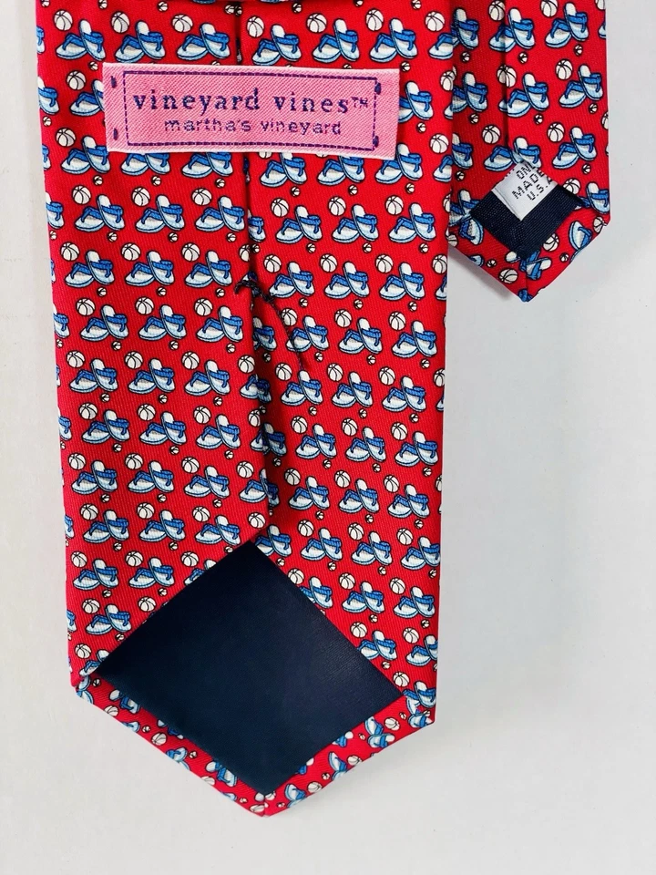 Chanclas rojas y pelotas de playa temáticas Vineyard Vines para hombre. 100% seda Foto 3 de 4