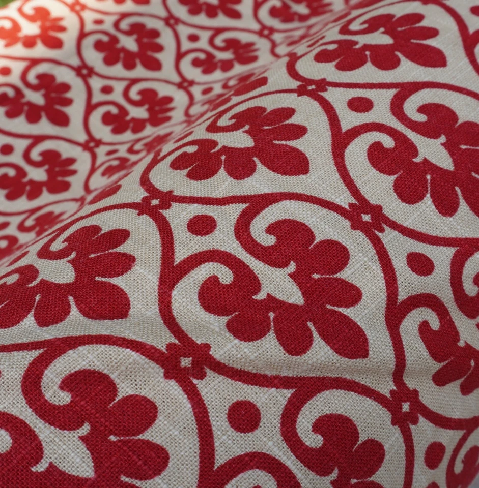 Tela de pergamino de damasco rojo Mill Creek repelente de suelo mezcla de algodón por 55" Foto 2 de 4