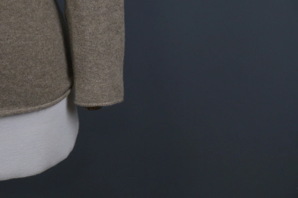 Suéter pulôver Allude bege 100% cashmere malha gola V tamanho M - Imagem 4 de 4