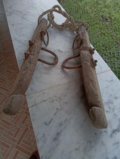 LOTTO DI 2 ANTICHI ATTREZZI DA CARICO PER MULI IN FERRO BATTUTO E LEGNO .