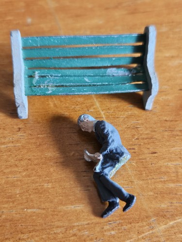Vintage, Metal, Gentleman On A Bench Reading A Newspaper, Platform Figure - Picture 4 of 4