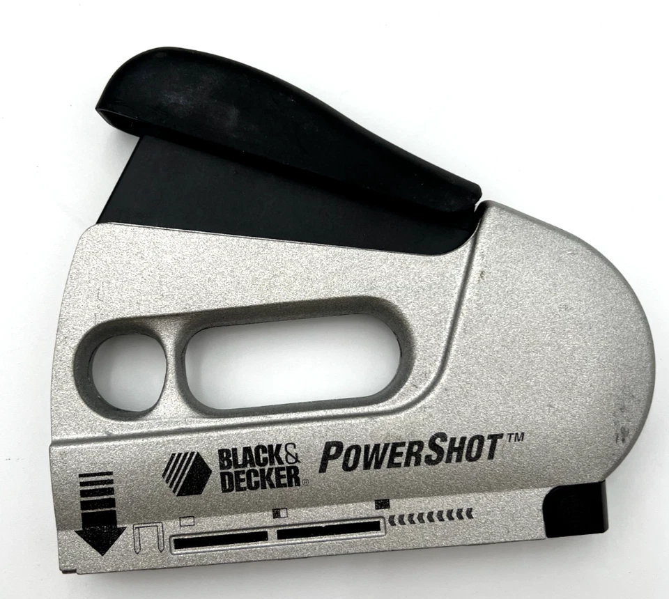 (2) PISTOLAS GRAPADORAS POWERSHOT, DEWALT Y SUJETADOR DE FLECHAS Y POCAS GRAPAS Foto 3 de 4