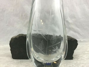 Vintage-Kosta-Boda-Sweden-Art-Glass-Vase-Etched-Grapes-Leaf-Design-Signed-7-inch