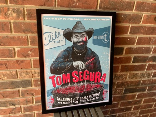 PÓSTER FIRMADO 18x24 de Tom Segura "vamos a ponernos físicos...haciendo comedia" - Imagen 5 de 6