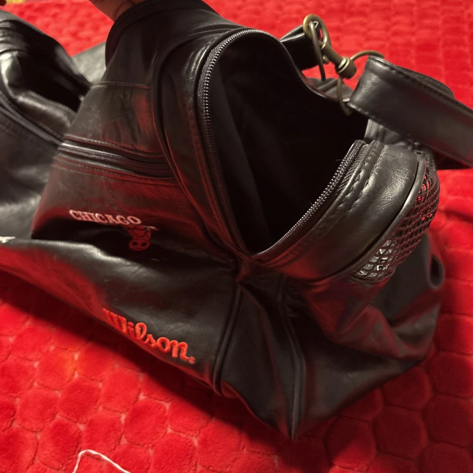 复古 70 年代 Wilson 黑色皮革行李袋双手柄带肩带二手状况完好 — 第 2/4 张图片