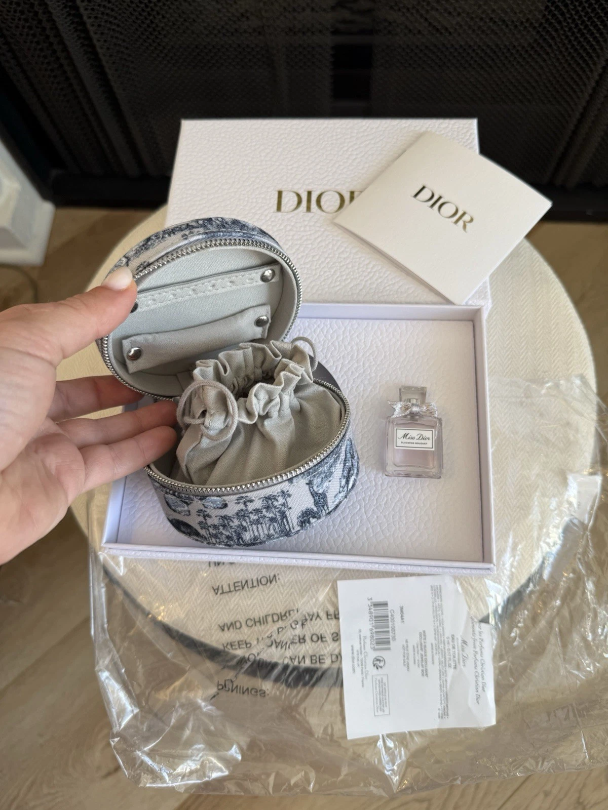 Pochette à bijoux Dior Autour du monde avec mini parfum Miss Dior, neuve avec étiquette
